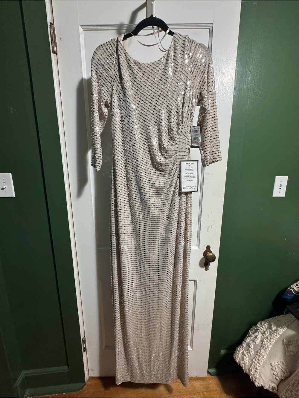 Elegant Sequin Long Sleeve Evening Dress - grey
Jessica Howard